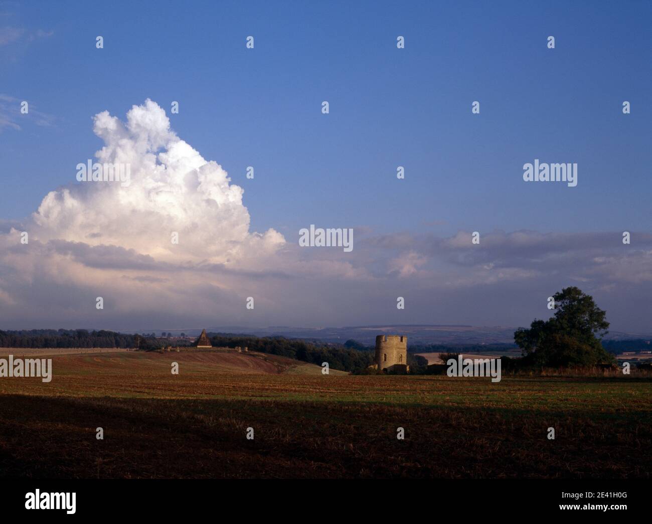 Ruine und Pyramide Foto Stock