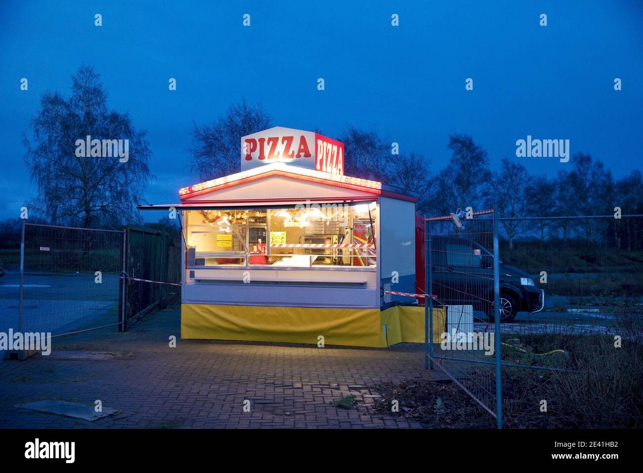 Pizza stand in serata, Germania, bassa Sassonia, Emstek Foto Stock