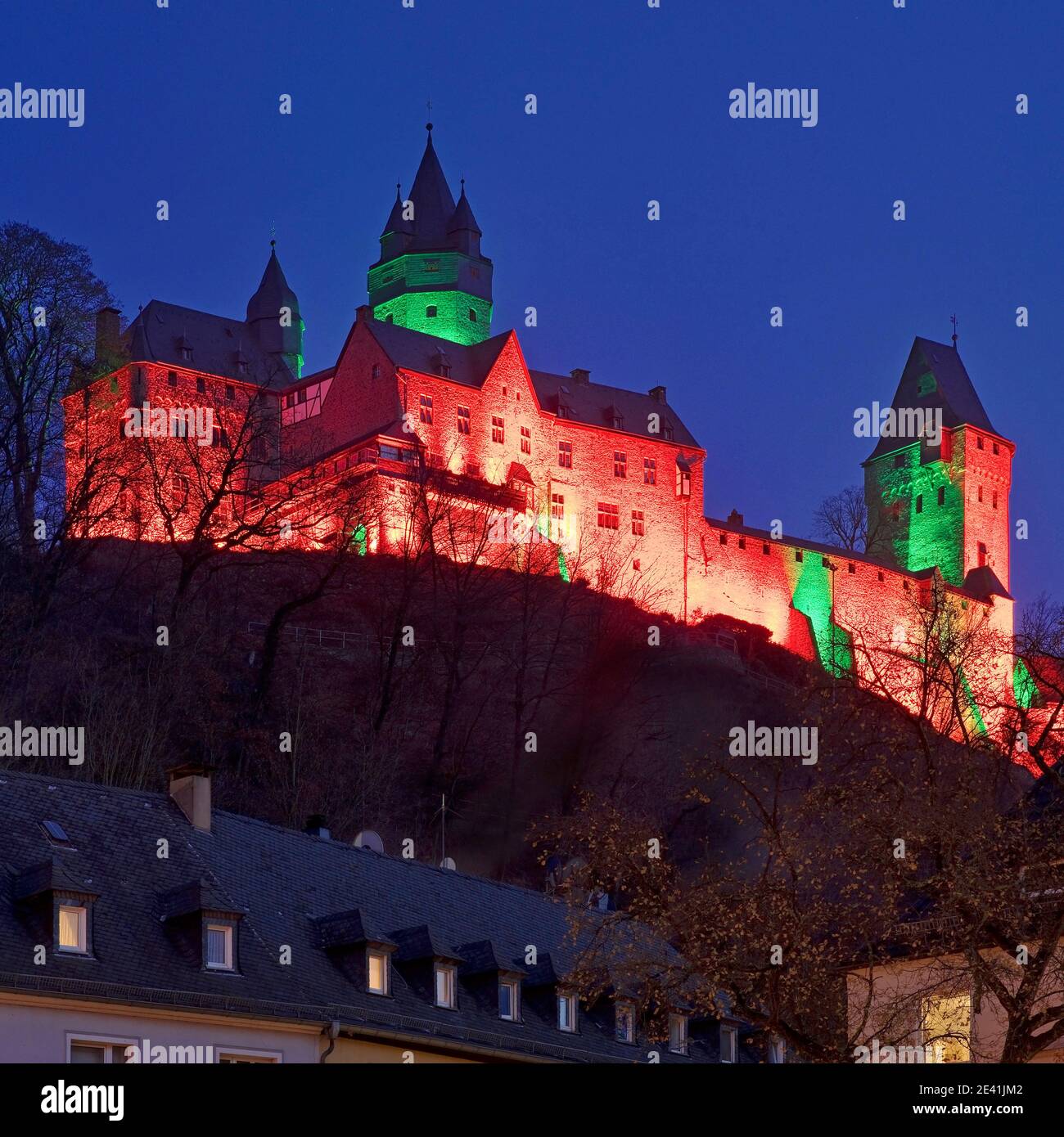 In serata, il castello di Altena illuminato in rosso nella yuletide, Germania, Nord Reno-Westfalia, Sauerland, Altena Foto Stock