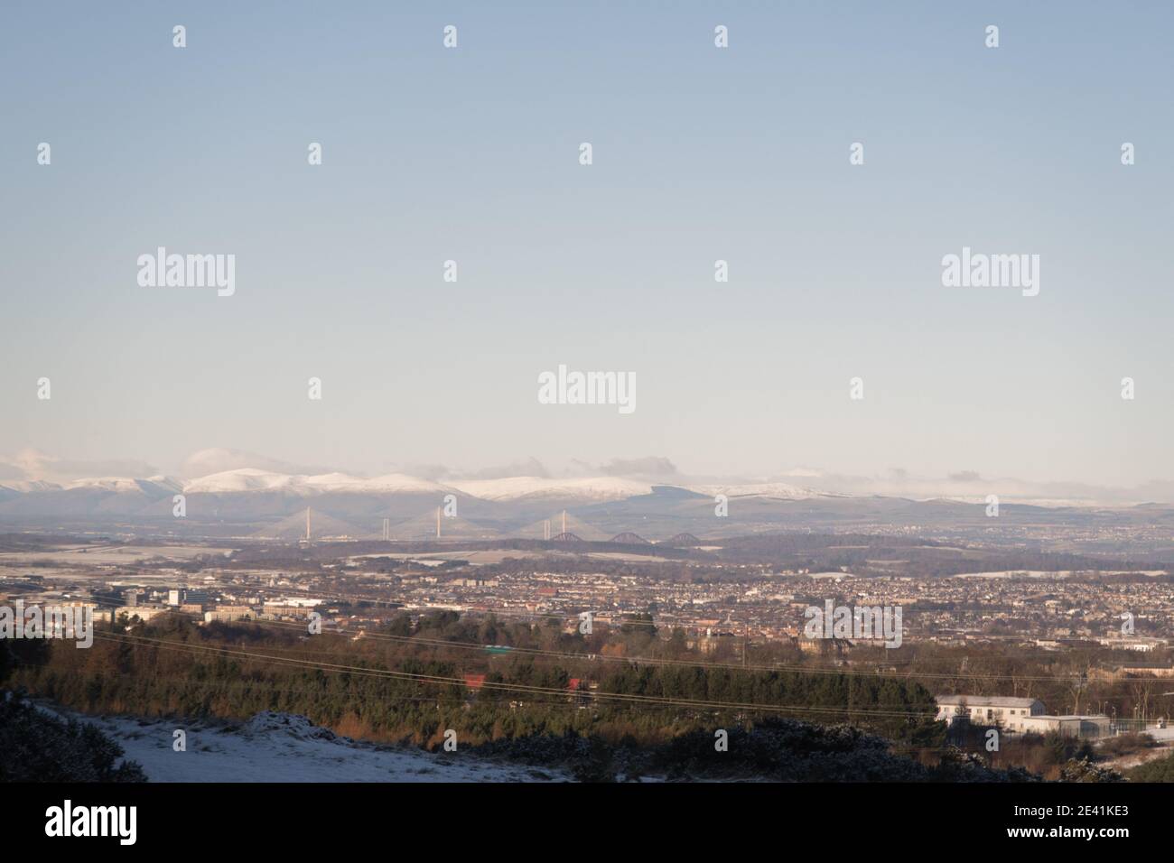 Una vista sulle colline innevate del Regno di Fife, dai Pentlands, fuori Edimburgo, Scozia, Regno Unito. Foto Stock
