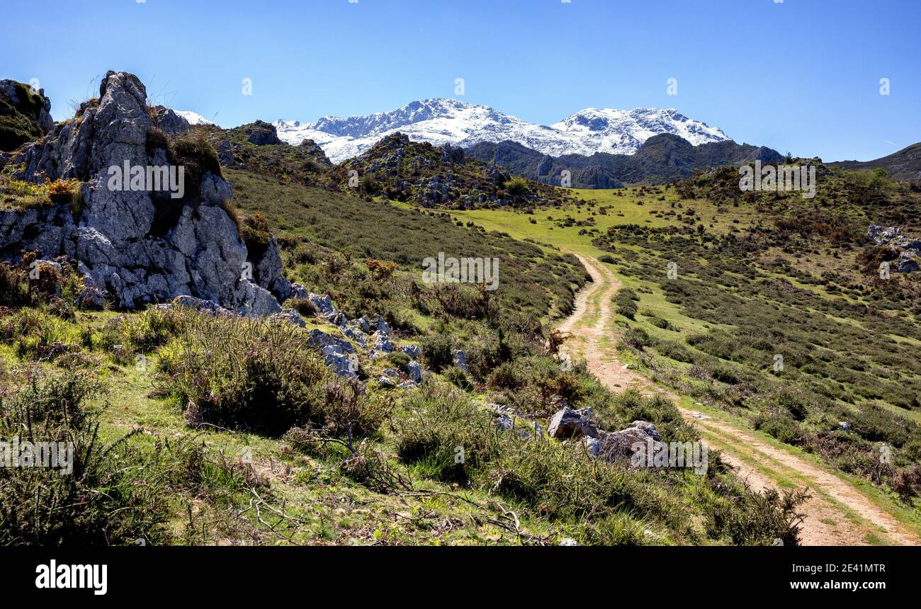 Alto paese tra Pandielo e Bobia nel Picos de Europa in Catalogna Spagna settentrionale Foto Stock
