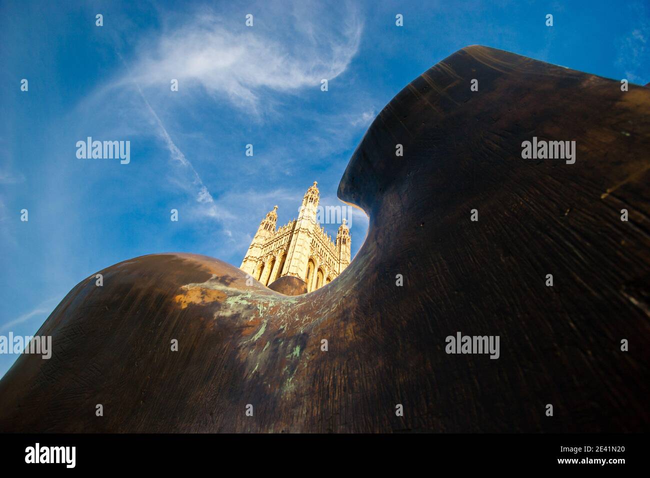 Victoria Tower Westminster e Henry Moore's Knife Edge in due pezzi Scultura su College Green - Londra UK Foto Stock