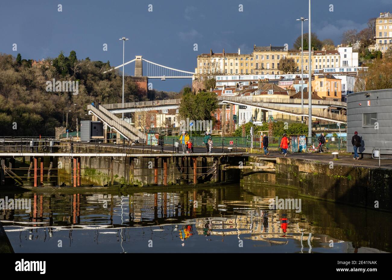 L'entrata del Brunel Lock e l'uscita per il Porto galleggiante di Bristol Con il ponte sospeso Clifton e Clifton in lontananza - Bristol Regno Unito Foto Stock