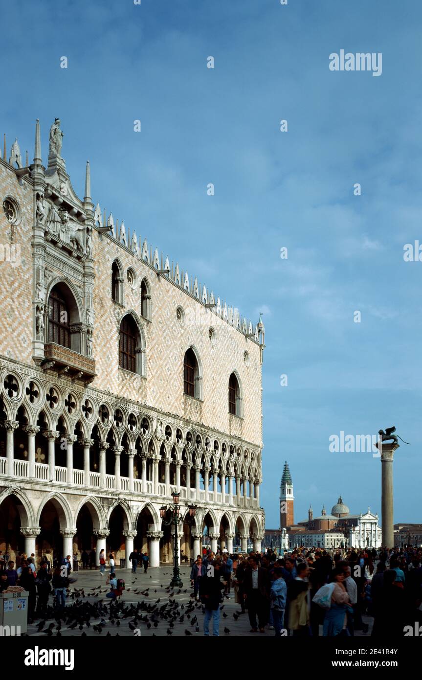 Dogenpalast, Westfassade mit Markuslöwensäule Foto Stock