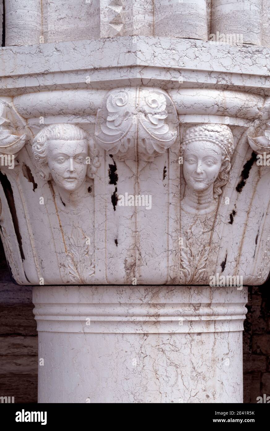 Dogenpalast, Köpfe un einem Säulenkapitell Foto Stock