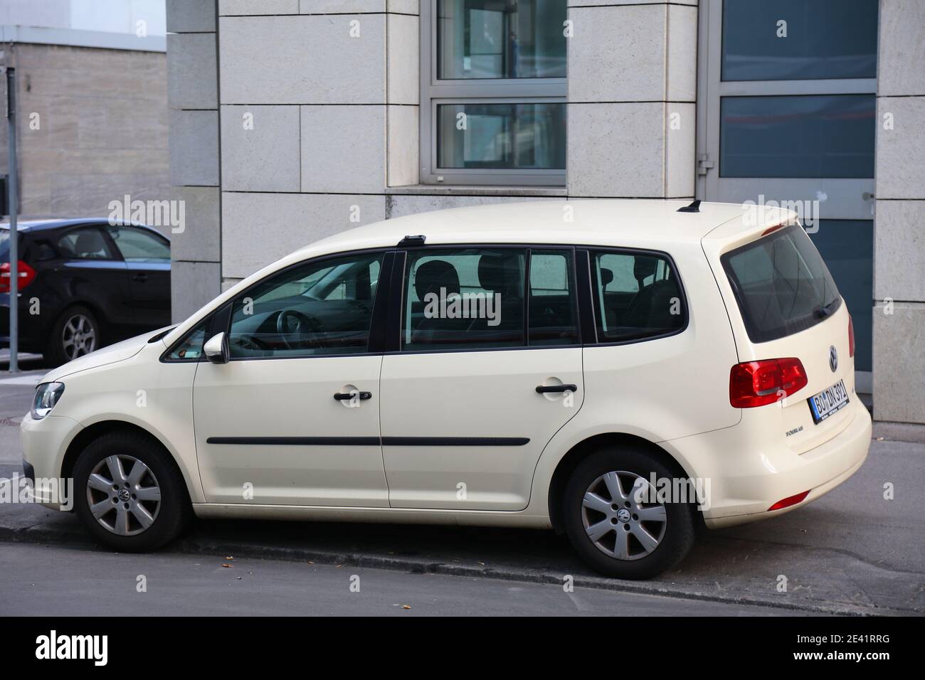 DORTMUND, GERMANIA - 16 SETTEMBRE 2020: Auto per famiglie Volkswagen Touran parcheggiata in Germania. In Germania (al 2017) sono stati registrati 45.8 milioni di automobili Foto Stock