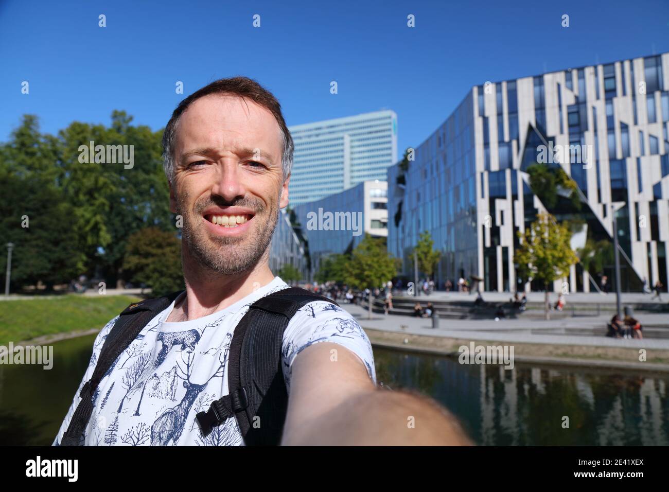 Selfie turistico a Dusseldorf, Germania. Selfie viaggiatore con architettura moderna di Dusseldorf. Foto Stock