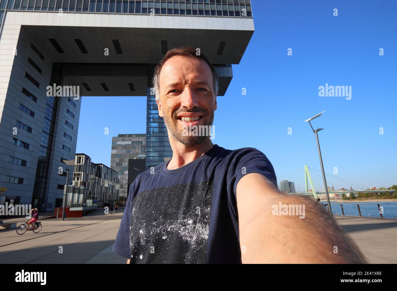 Selfie turistico a Colonia, Germania. Selfie viaggiatore con Rheinauhafen moderno quartiere di Colonia. Foto Stock