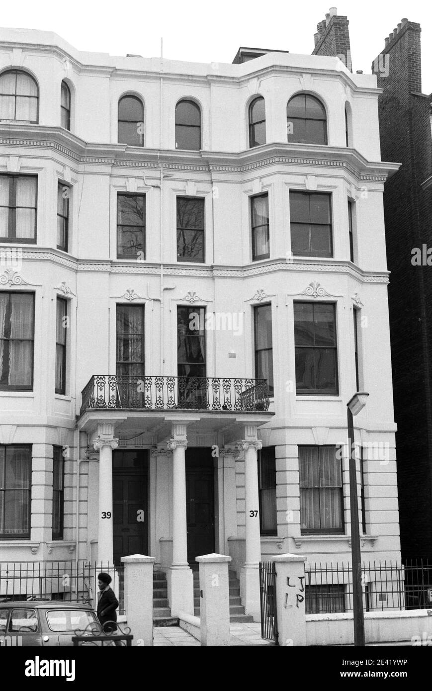 UK, West London, Notting Hill, 1973. Rundown e faticosamente grandi case a quattro piani stanno iniziando ad essere restaurate e ridecorate. No.37 & 39 Colville Gardens (cul-de-sac). Foto Stock