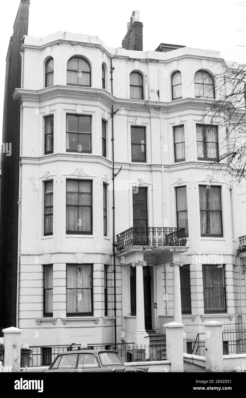 UK, West London, Notting Hill, 1973. Rundown e faticosamente grandi case a quattro piani stanno iniziando ad essere restaurate e ridecorate. 41 Colville Gardens (cul-de-sac). Foto Stock
