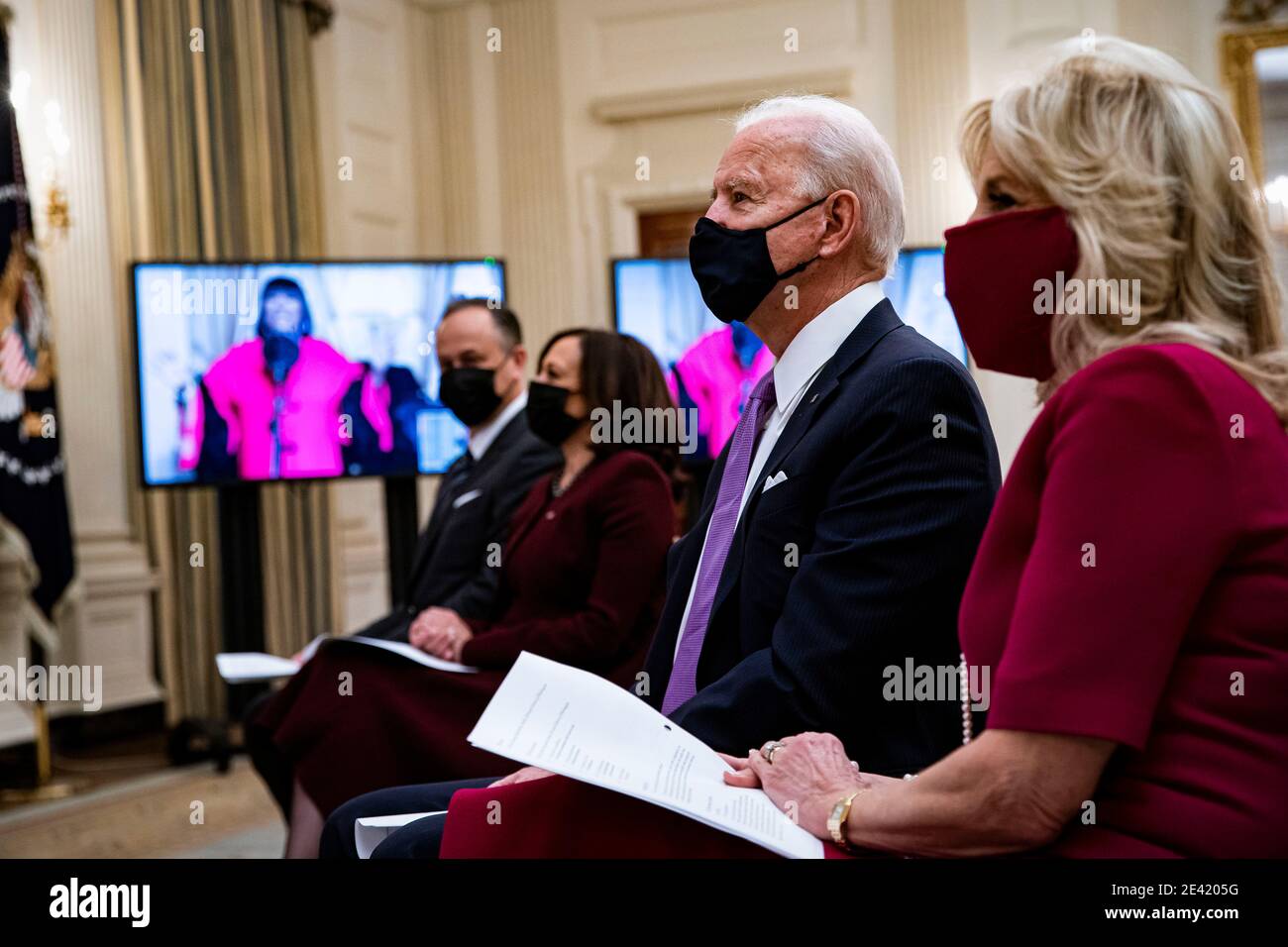 Il Presidente degli Stati Uniti Joe Biden, la First Lady Dr. Jill Biden, il Vice Presidente degli Stati Uniti Kamala Harris, e suo marito Doug Emhoff, partecipano durante un servizio di preghiera inaugurale presidenziale virtuale nella Sala da pranzo di Stato della Casa Bianca a Washington, DC, Stati Uniti, giovedì 21 gennaio 2021. Biden nel suo primo giorno intero in carica ha in programma di emettere un ampio insieme di ordini esecutivi per affrontare la pandemia di Covid-19 che rapidamente invertirà o ridisegnerà molte delle politiche più fortemente criticate del suo predecessore. Credito: Al Drago/Pool via CNP /MediaPunch Foto Stock