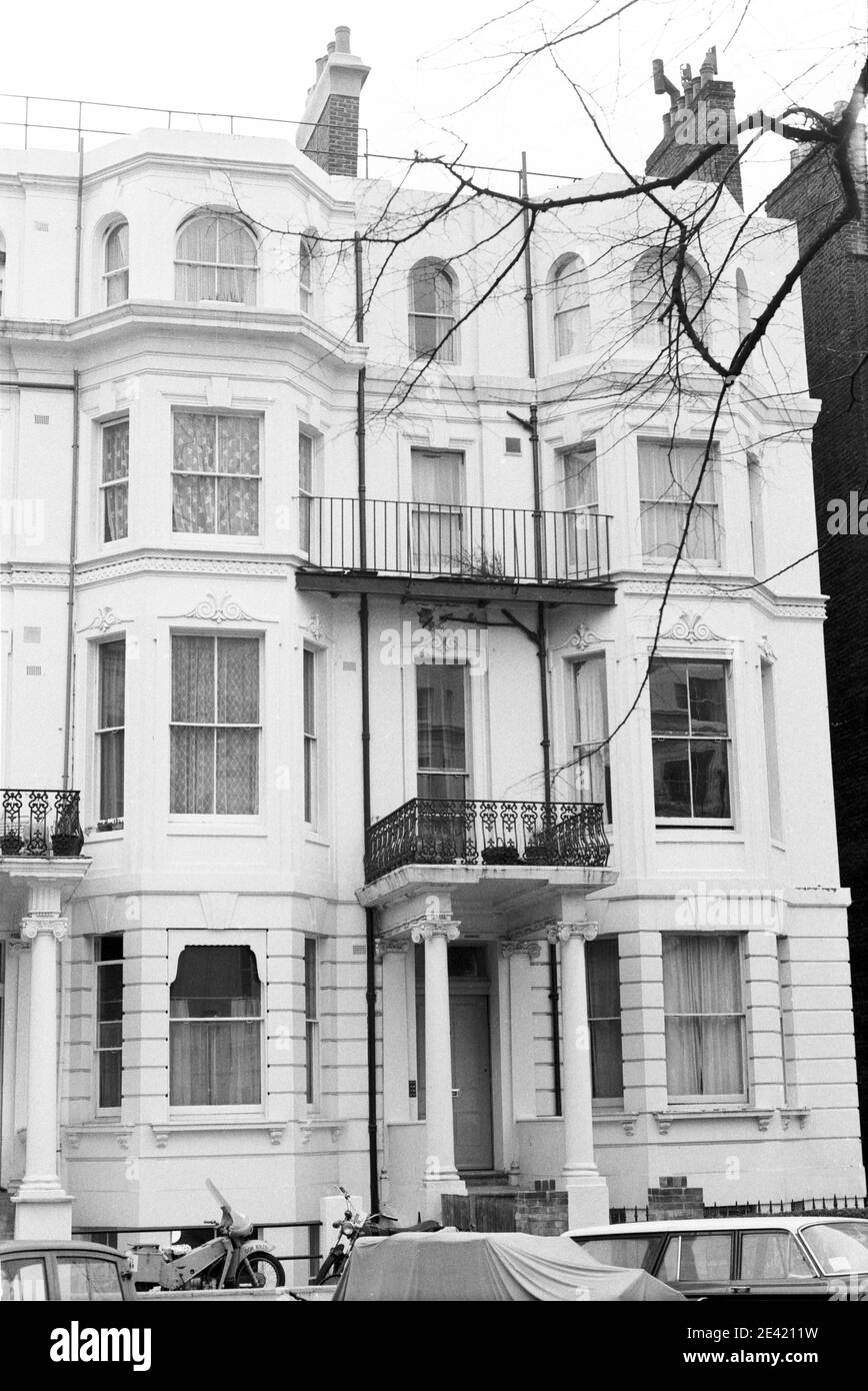 UK, West London, Notting Hill, 1973. Rundown e faticosamente grandi case a quattro piani stanno iniziando ad essere restaurate e ridecorate. 43 Colville Gardens (cul-de-sac). Foto Stock