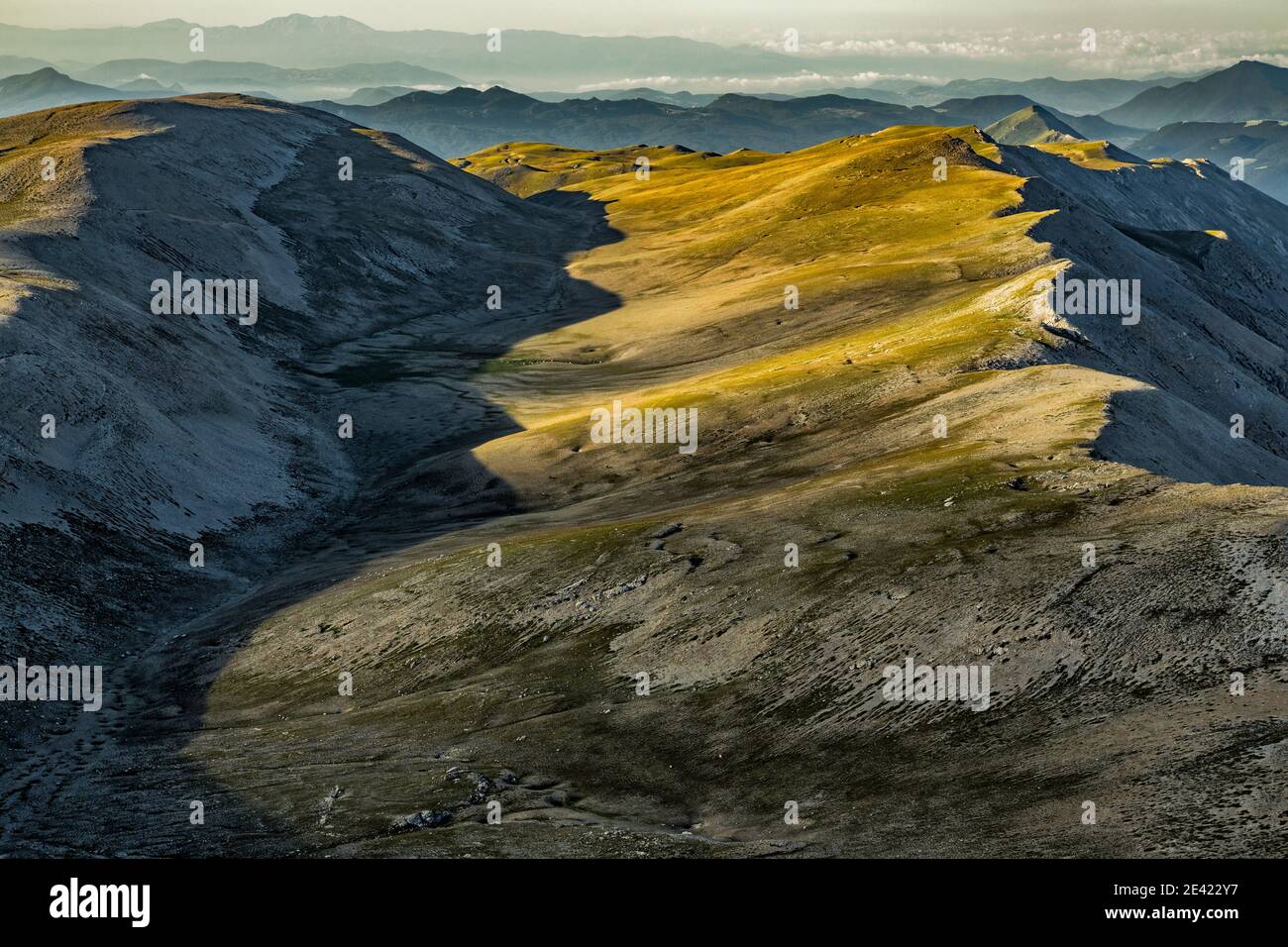 Valle della 'Femmina Mortaa' dalla cima del Monte Amaro alla prima luce dell'alba. Parco Nazionale della Maiella, Abruzzo Italia Foto Stock