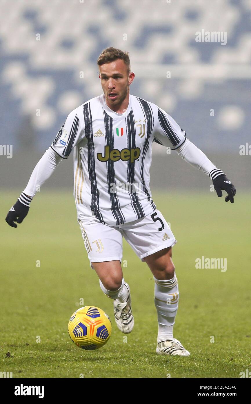 Arthur, il centrocampista brasiliano della Juventus, controlla la palla durante la supercup italiana chiamata PS5 Supercup Football Match SSC Napoli vs Juventus FC. Juventus ha vinto 2-0 Foto Stock