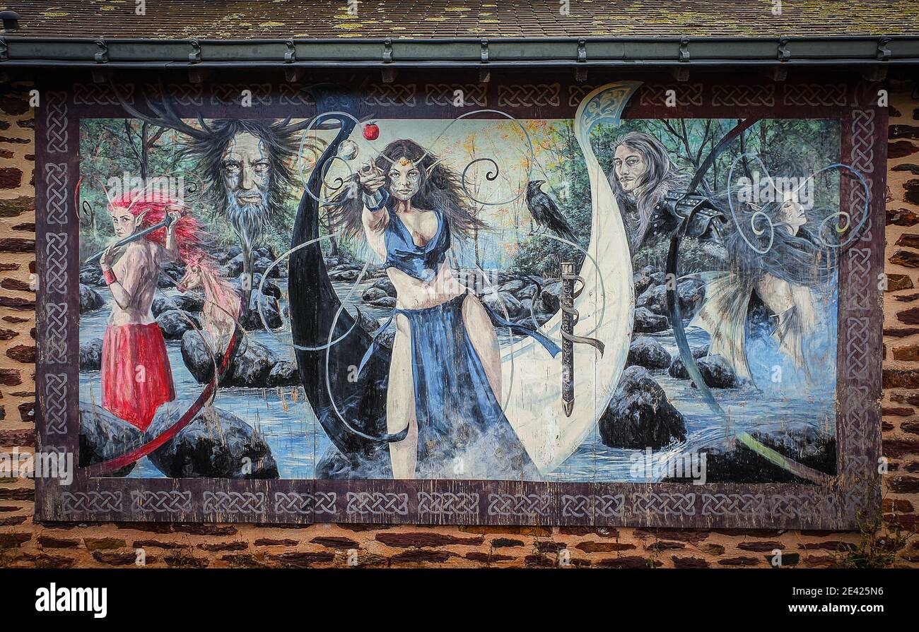 Paimpont, Francia, 2020 settembre, murale in questo villaggio di Bretagna associato con la foresta di Brocéliande e molte località dalla leggenda arturiana Foto Stock