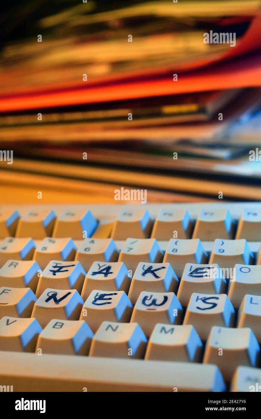 Dettaglio di una tastiera per computer con la scrittura di notizie Fake con un pennarello sopra di esso Foto Stock