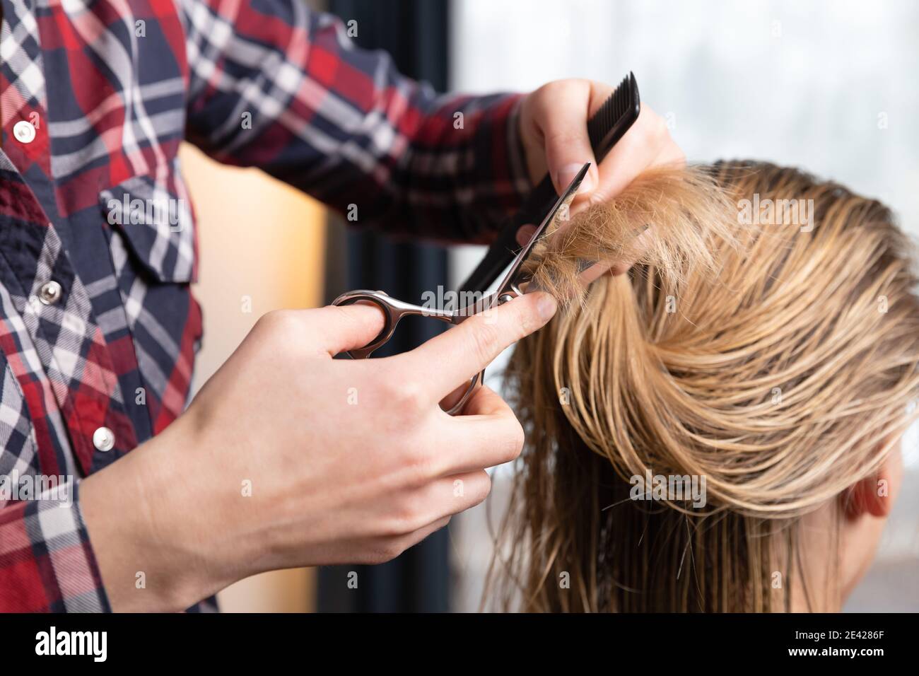 Parrucchiere taglio donna bionda capelli asciutti finisce a casa o in salone. Foto Stock