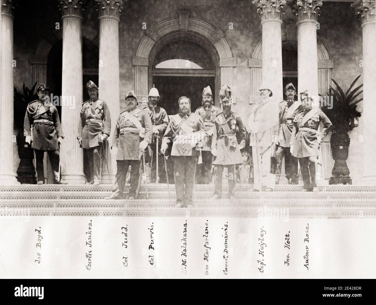 Fotografia d'epoca del XIX secolo: Kalākaua, fu l'ultimo re e penultimo monarca del Regno delle Hawaii che regnò dal 12 febbraio 1874 fino alla sua morte. Raffigurato con figure senior e ufficiali dell'esercito. Foto Stock