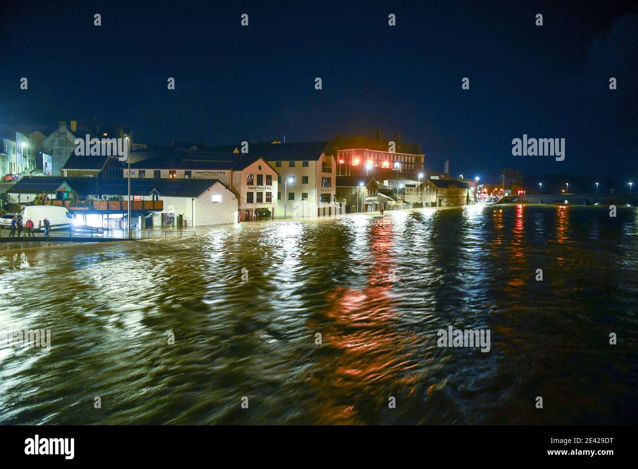 Carmarthen, Galles, 20 gennaio 2021 il fiume Towy a Carmarthen, nel Galles del sud, che ha scoppiato le sue banche ar alta marea, dopo Storm Christoph portato pioggia pesante nella zona. Foto Stock