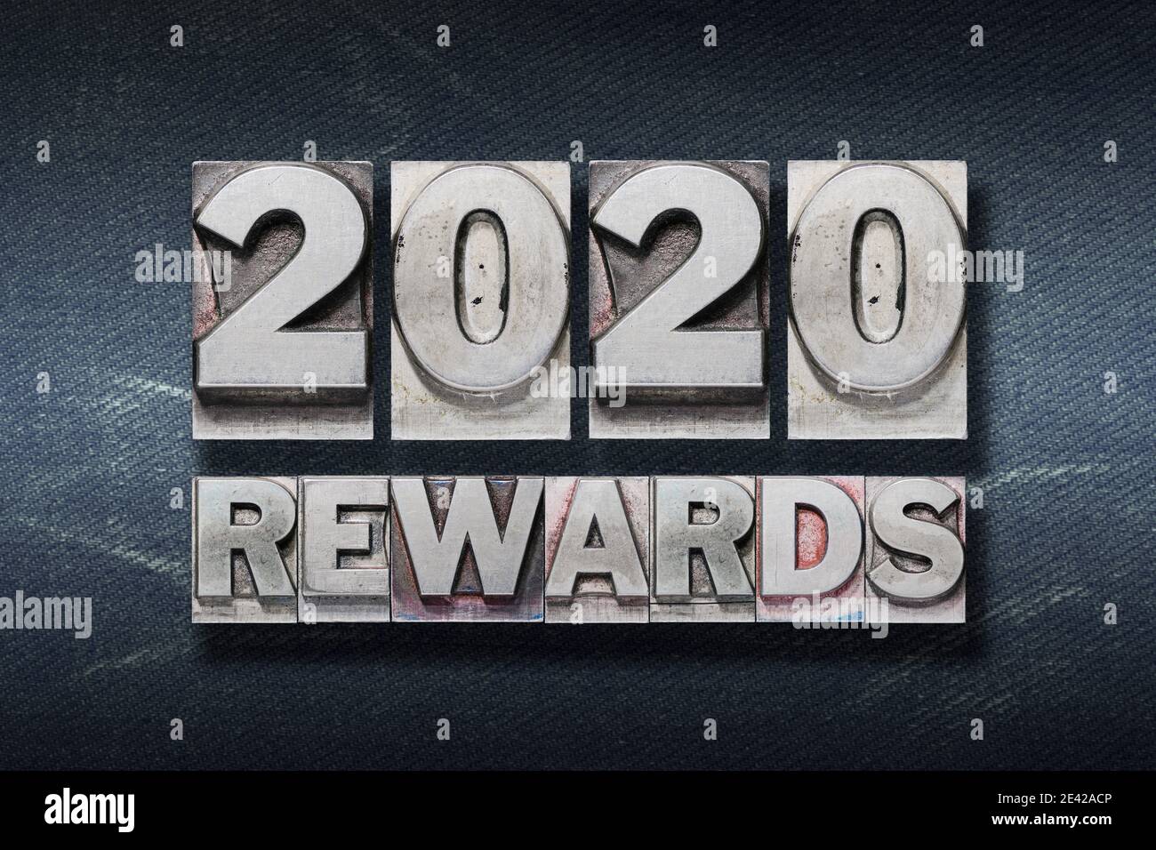 frase rewards 2020 realizzata in stampa metallizzata su sfondo scuro Foto Stock