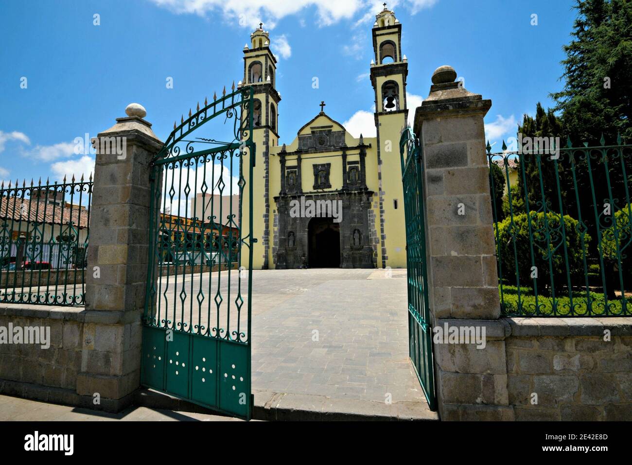 Vista panoramica della chiesa di architettura barocca Parroquia de San Pedro y San Pablo a Zacatlán, Puebla Messico. Foto Stock