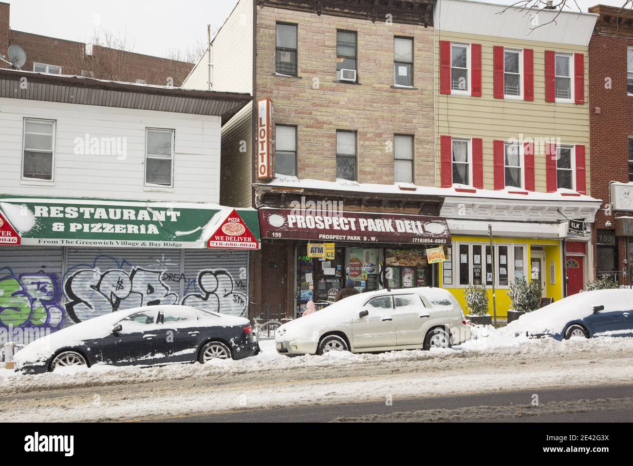 Piccole aziende lungo Prospect Park a sud-ovest di fronte al Prospect Park nel quartiere residenziale Windsor Terrace di Brooklyn, New York. Foto Stock