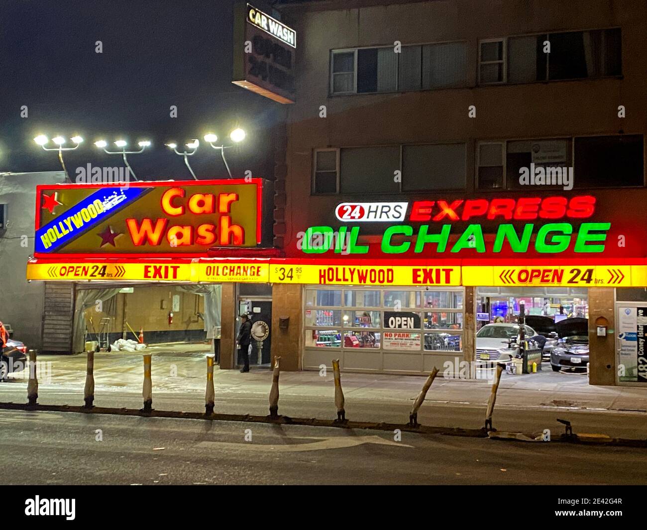 Autolavaggio e cambio olio espresso su Coney Island Avenue nel quartiere di Kensington, dove ci sono molti negozi di automobili a Brooklyn, New York. Foto Stock Autolavaggio e cambio olio espresso su Coney Island Avenue nel quartiere di Kensington, dove ci sono molti negozi di automobili a Brooklyn, New York. Foto Stock