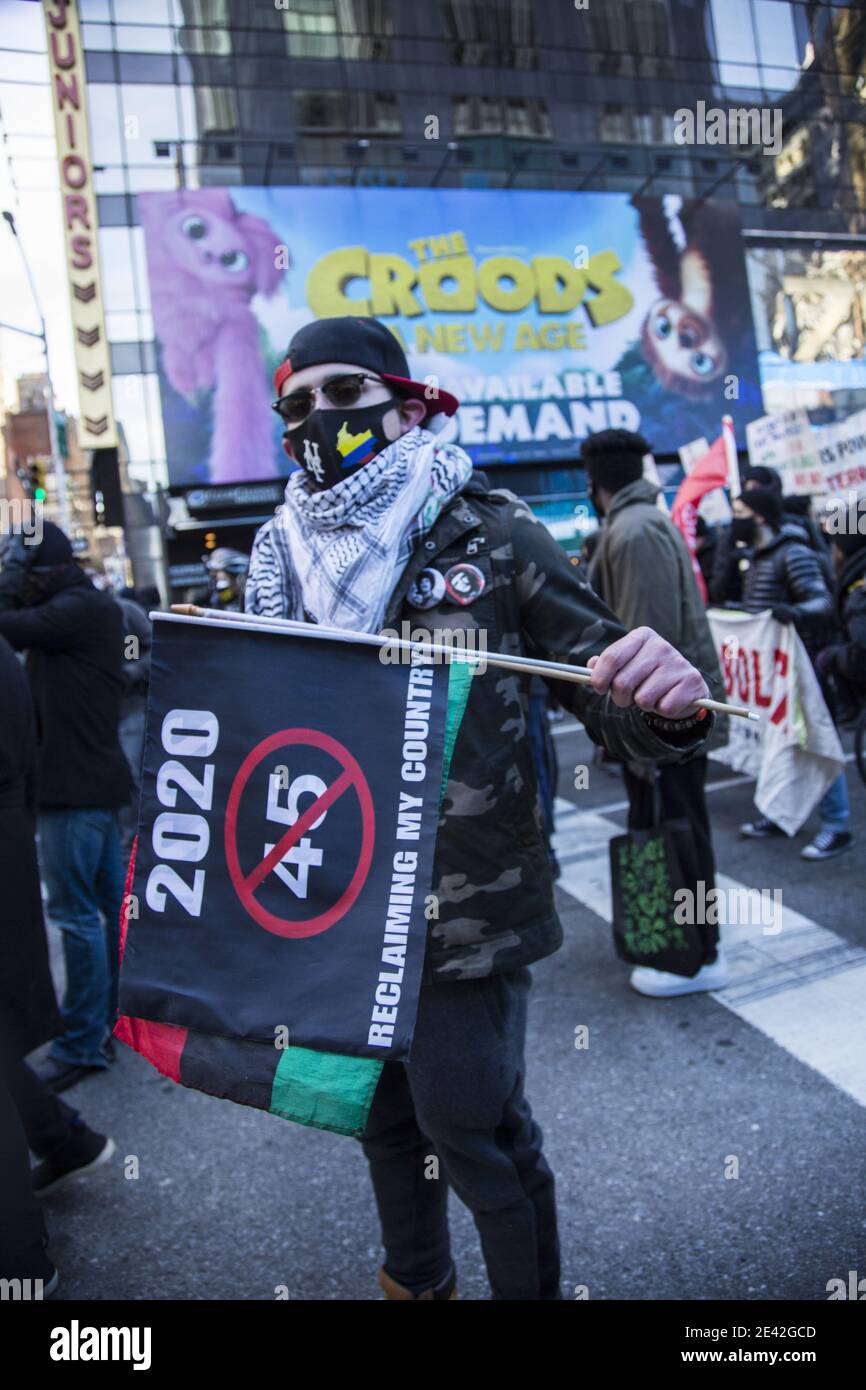 I marchers si dirigono lungo la 7th Avenue, parlando contro Donald Trump E l'insurrezione di capitale con molti socialisti e antifascisti giurati tra loro Foto Stock