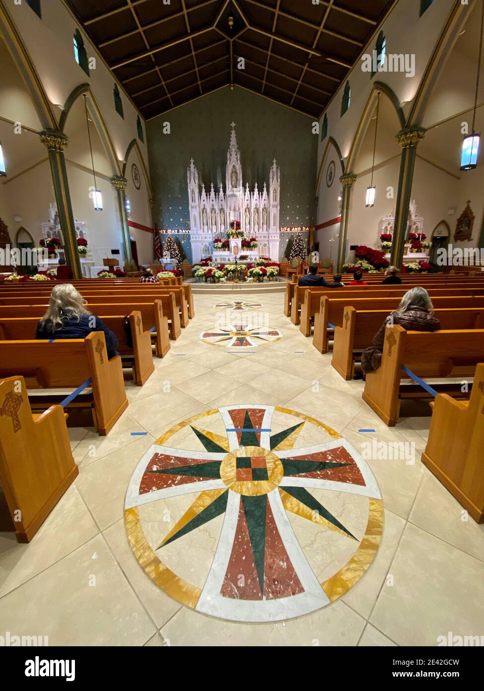 Ingresso a una chiesa cattolica recentemente rinnovata nel quartiere di Windsor Terrace, Brooklyn, New York. Foto Stock