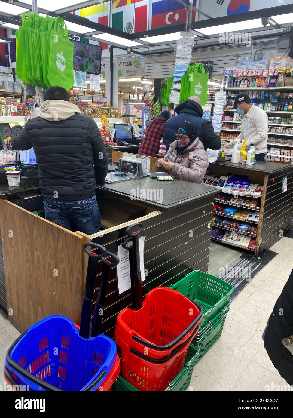 Scopri un negozio di alimentari internazionale nel quartiere multiculturale di Kensington a Brooklyn, New York. Foto Stock