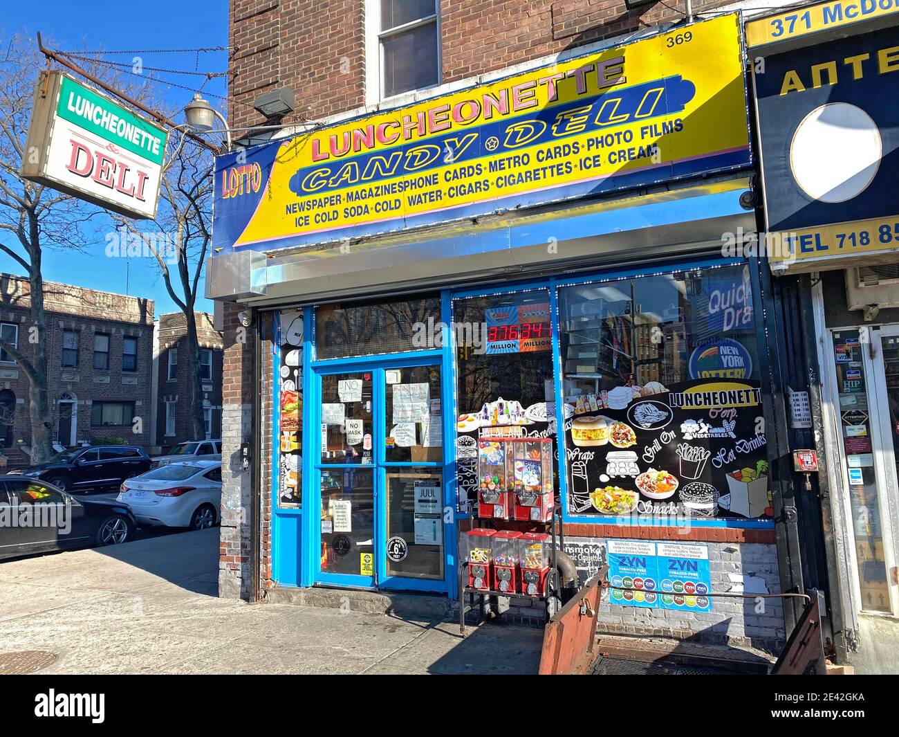 Specialità gastronomiche e pranzo del quartiere su McDonald Avenue nel quartiere Kensington di Brooklyn, New York. Foto Stock