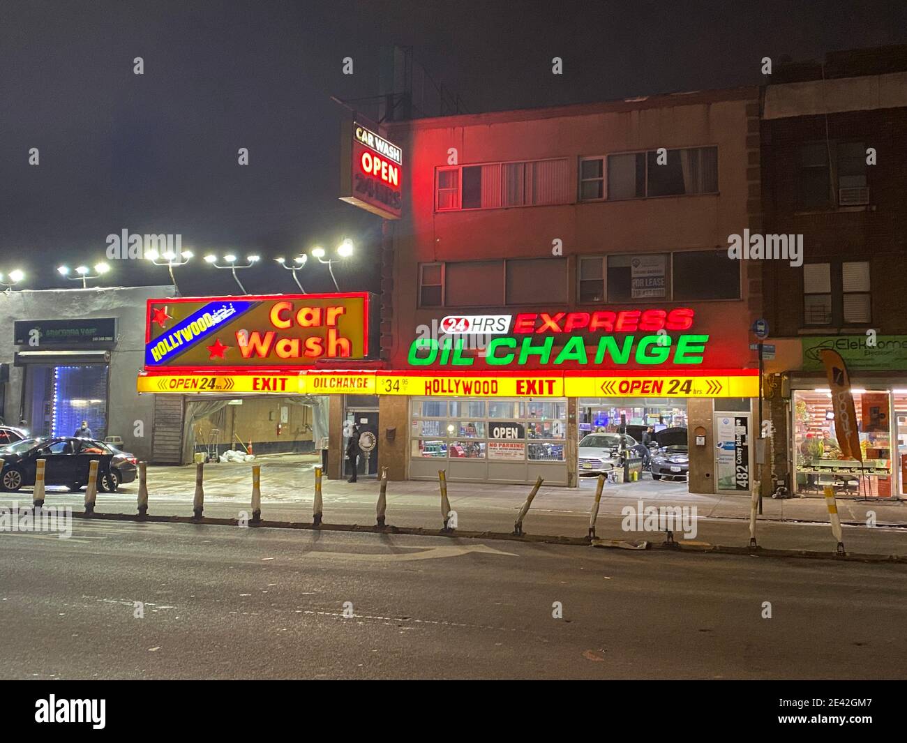 Autolavaggio e cambio olio espresso su Coney Island Avenue nel quartiere di Kensington, dove ci sono molti negozi di automobili a Brooklyn, New York. Foto Stock Autolavaggio e cambio olio espresso su Coney Island Avenue nel quartiere di Kensington, dove ci sono molti negozi di automobili a Brooklyn, New York. Foto Stock