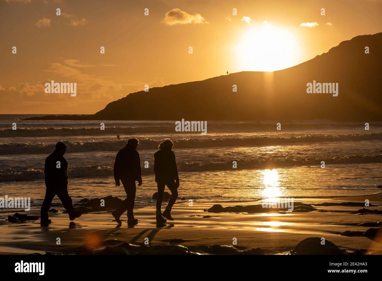 Swansea, Regno Unito. 21 Gennaio 2021. La gente fuori e circa prendere la loro esercitazione quotidiana di blocco mentre il sole scende a Langland Bay vicino Swansea questo pomeriggio. PIC di Lisa Dawson Rees Credit: Phil Rees/Alamy Live News Foto Stock