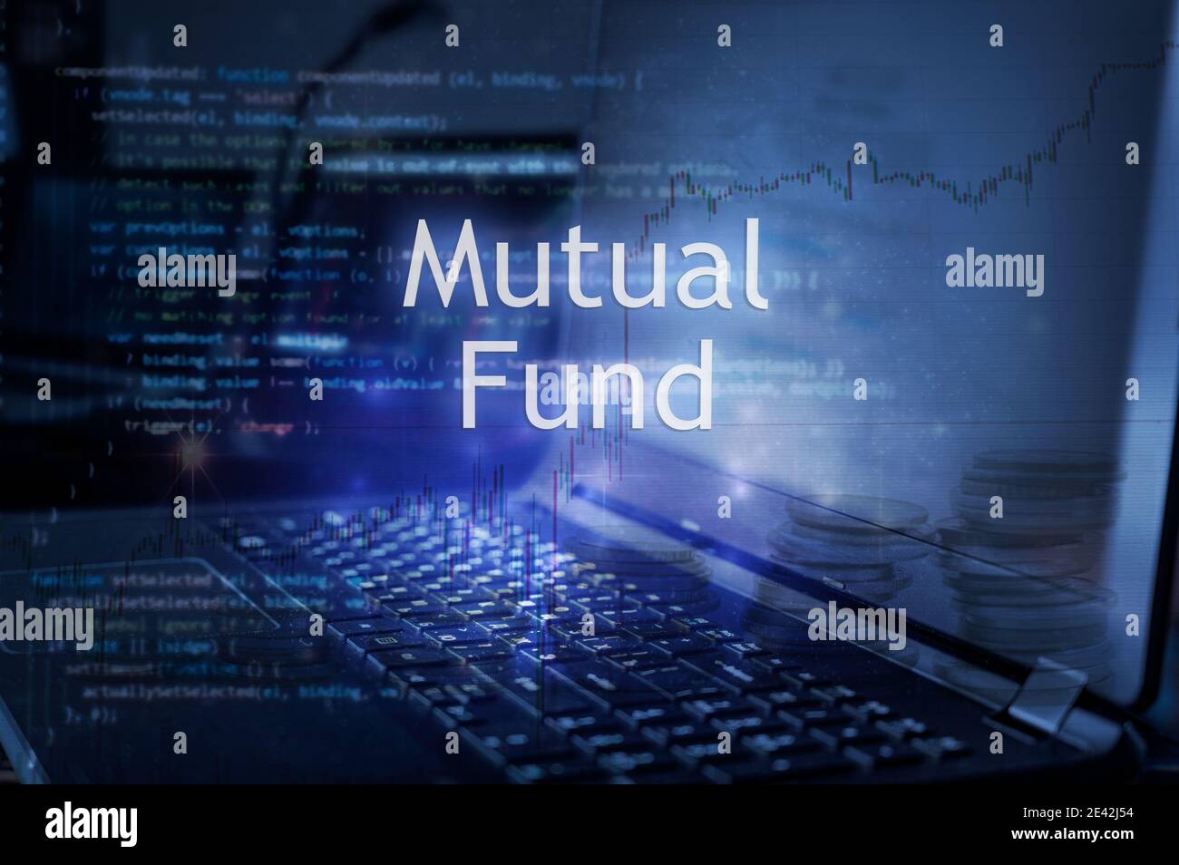 Iscrizione di fondi comuni su laptop e sfondo di codice. Concetto finanziario. Foto Stock