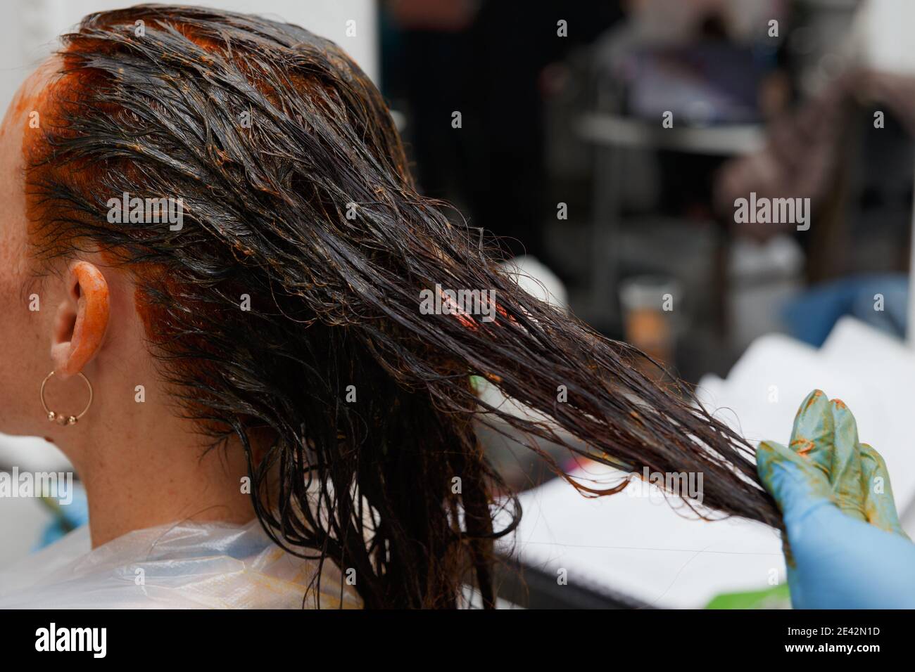 Spazzola e trefolo di capelli da colorare. Concetto di tintura per capelli  Foto stock - Alamy