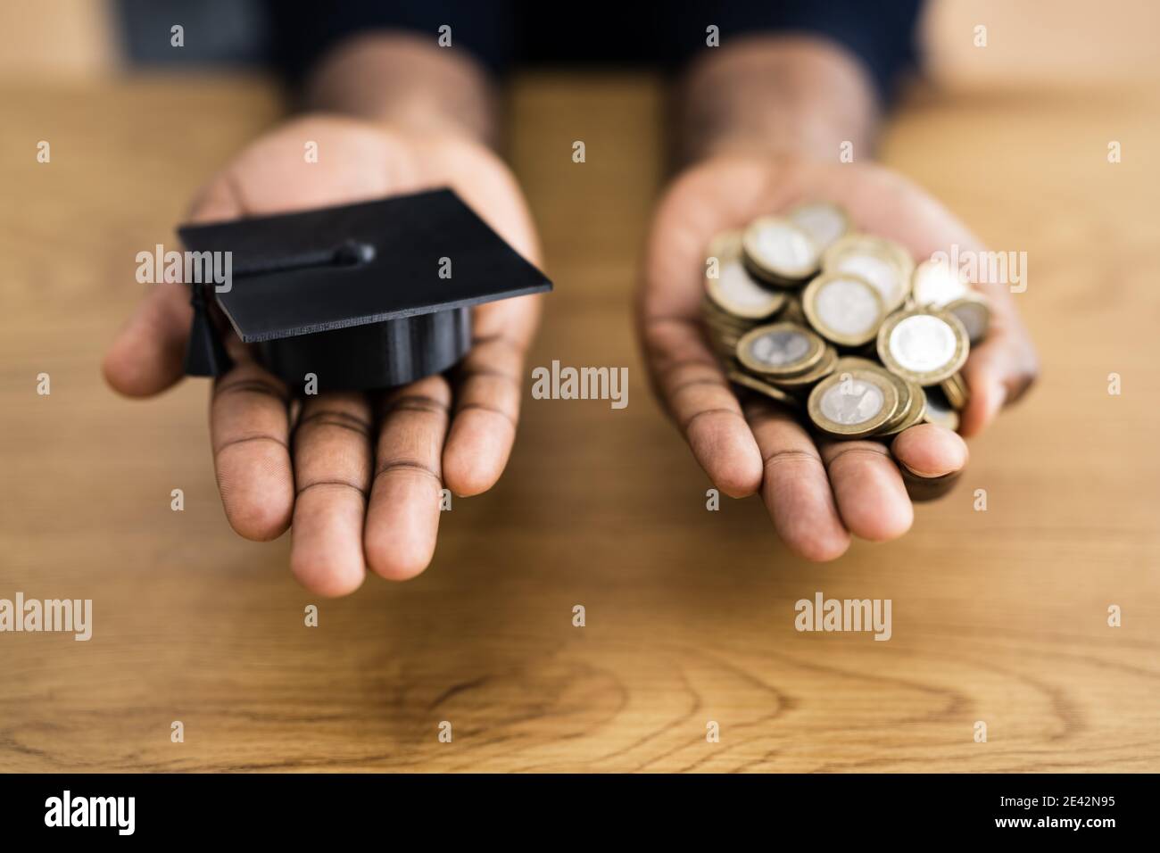 African American Man Holding College denaro in mano Foto Stock