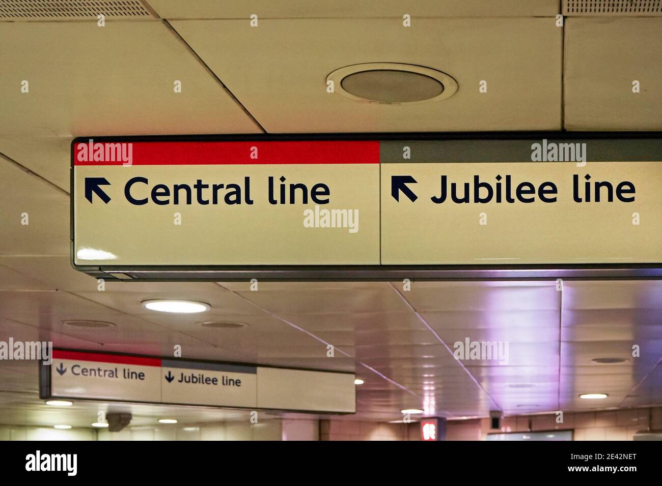 Londra, Regno Unito - 01 febbraio 2019: Tabelle di direzione con frecce che puntano alla linea Central e Jubilee della stazione metropolitana di Londra Foto Stock