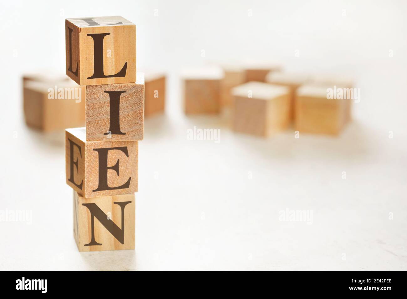 Quattro cubetti di legno disposti in pila con la parola LIEN su di loro, spazio per il testo / immagine in basso a destra angolo Foto Stock