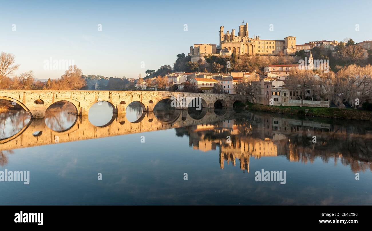 Vecchio ponte e Cattedrale di Saint-Nazaire a Béziers, Herault, Occitanie, Francia Foto Stock