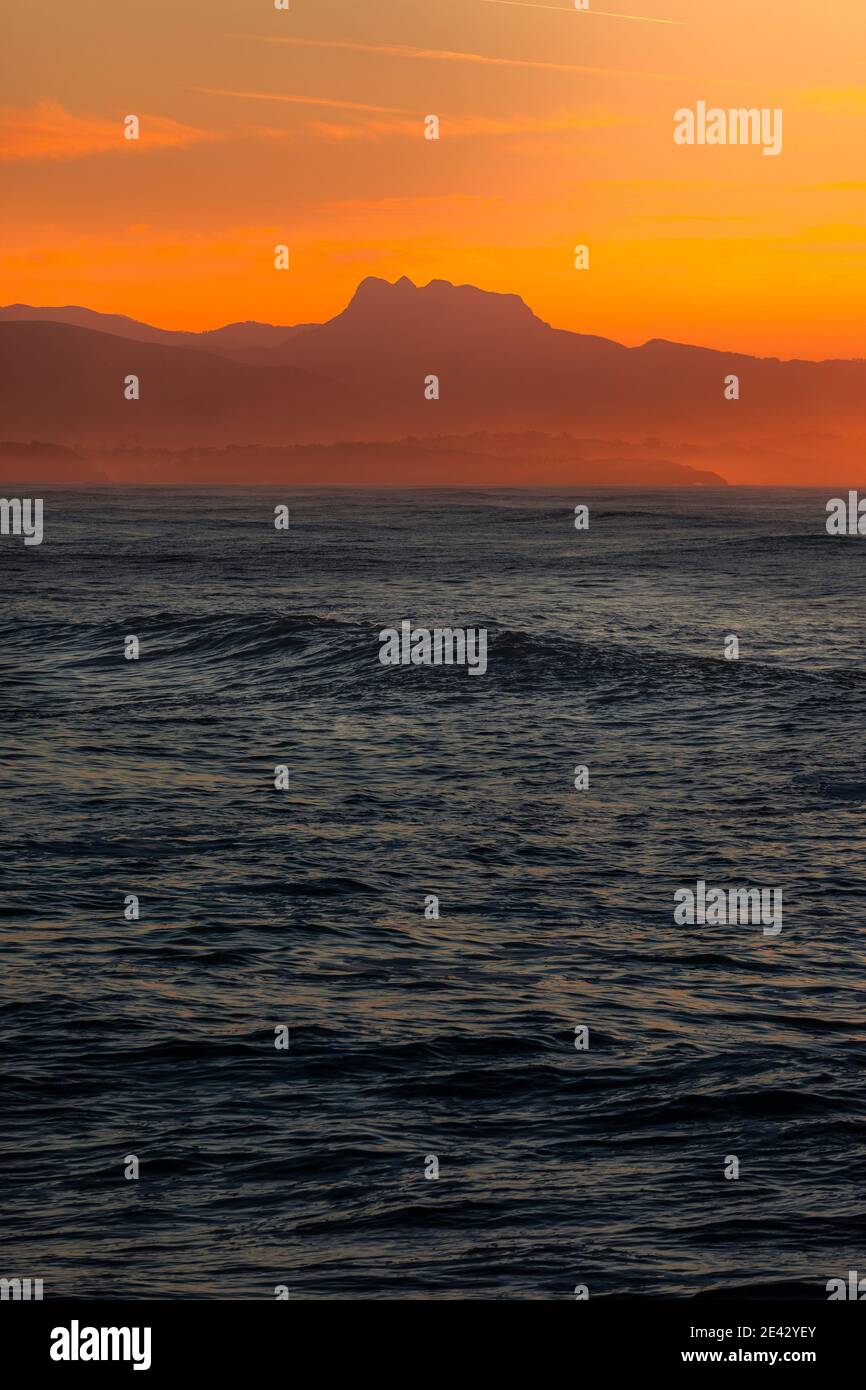 Onde enormi sulla città di Biarritz, sulla costa basca. Foto Stock