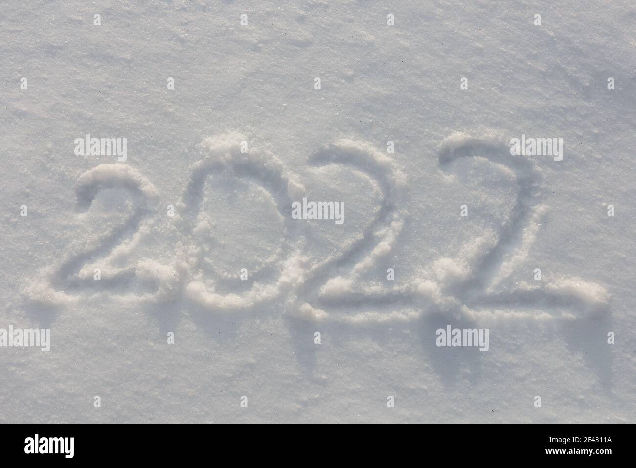 Cifre scritte a mano 2022 in una neve fresca e fresca. Foto Stock