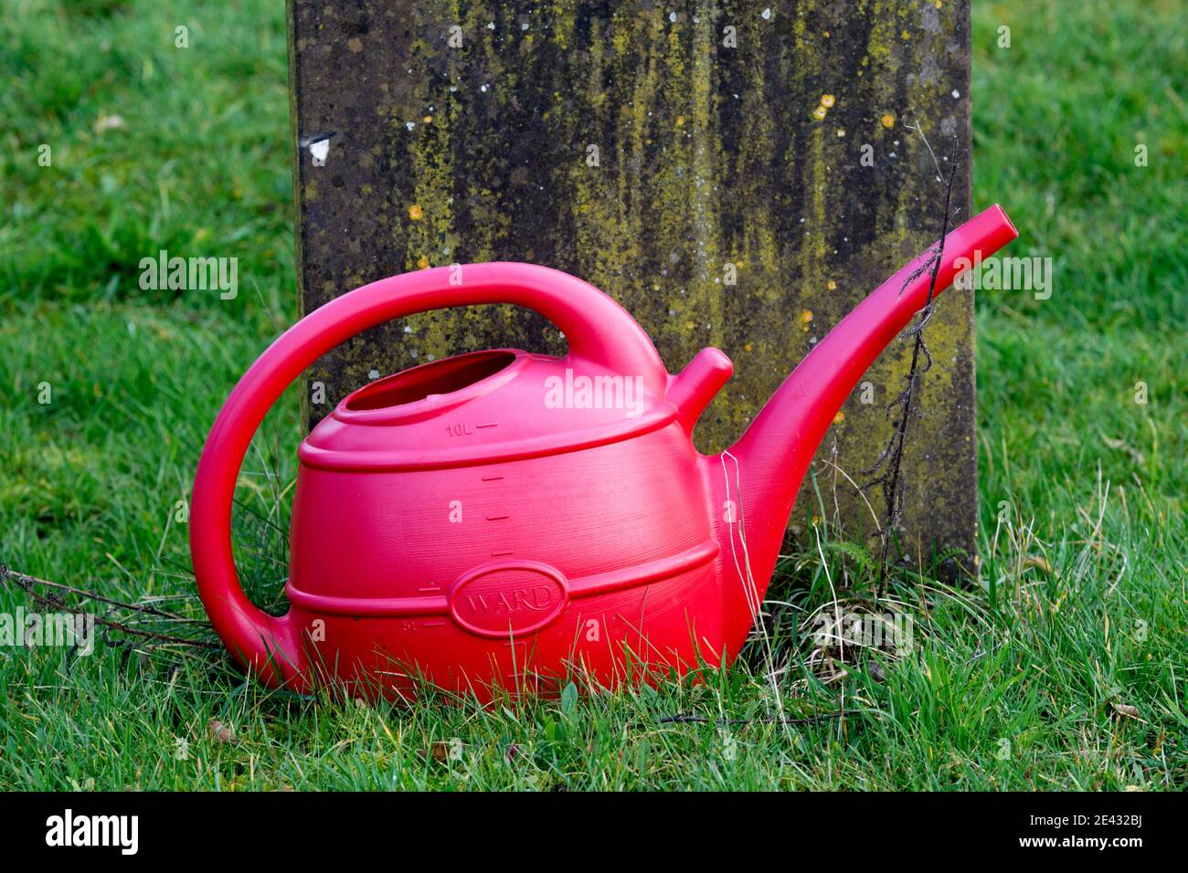 Un annaffiatoio di plastica rossa in un cantiere, Regno Unito Foto Stock