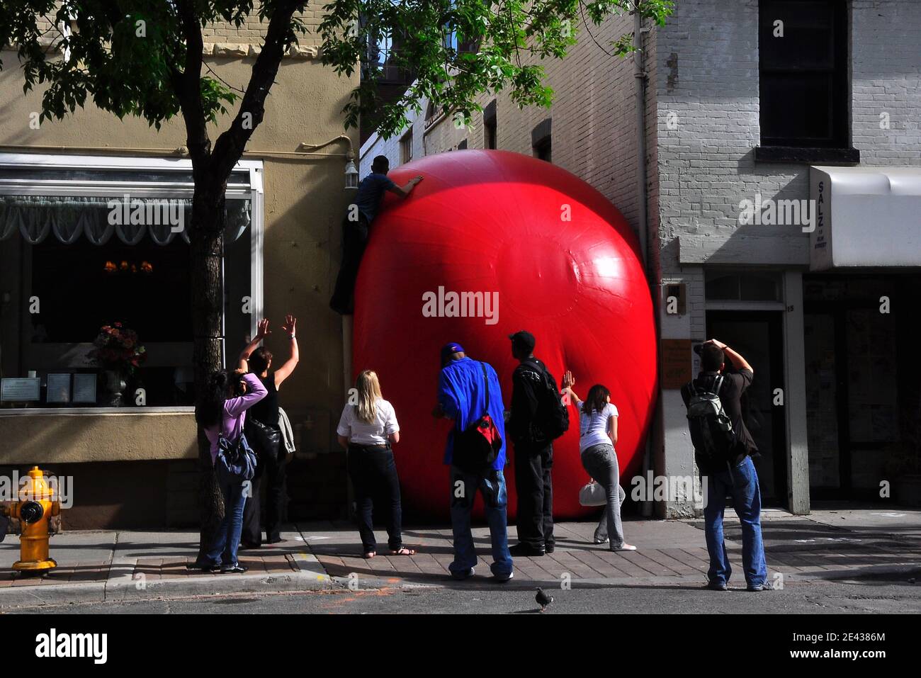 RedBall è un'opera d'arte pubblica itinerante dell'artista americano Kurt Perschke. Considerato "l'opera d'arte di strada più lunga del mondo". Foto Stock