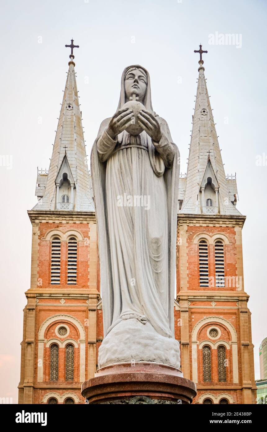 Statua all'esterno della cattedrale di Notre Dame, ho Chi Minh City (Saigon), Vietnam Foto Stock