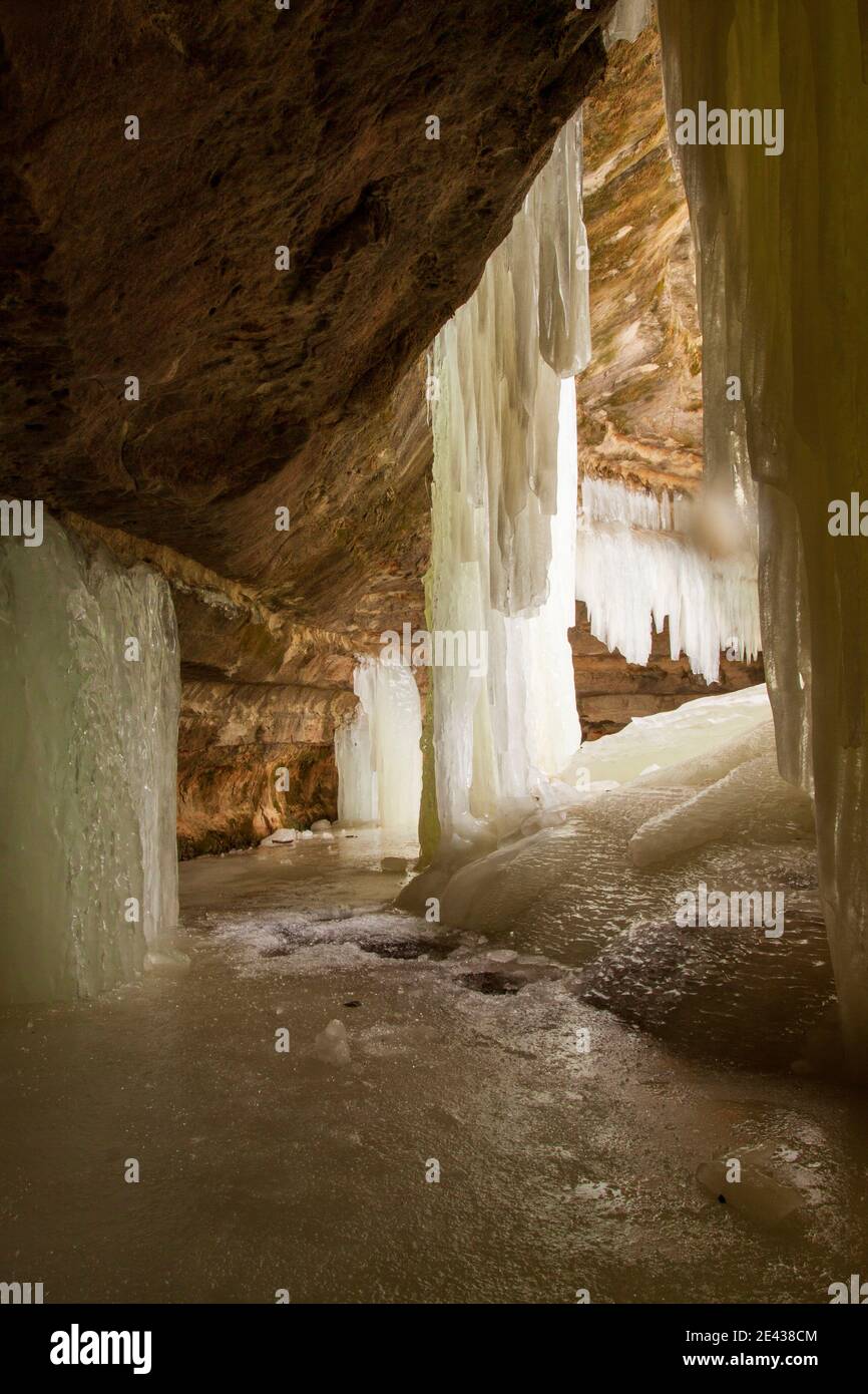 Vista dall'interno delle grotte di ghiaccio di Eben Foto Stock