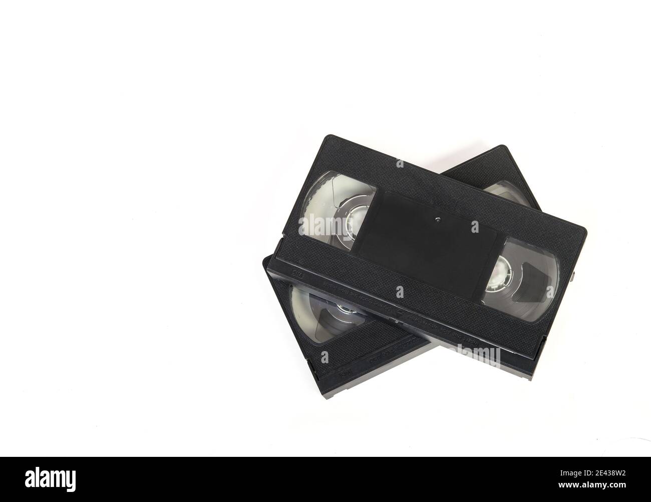 Due videocassette isolate su sfondo bianco. Foto Stock