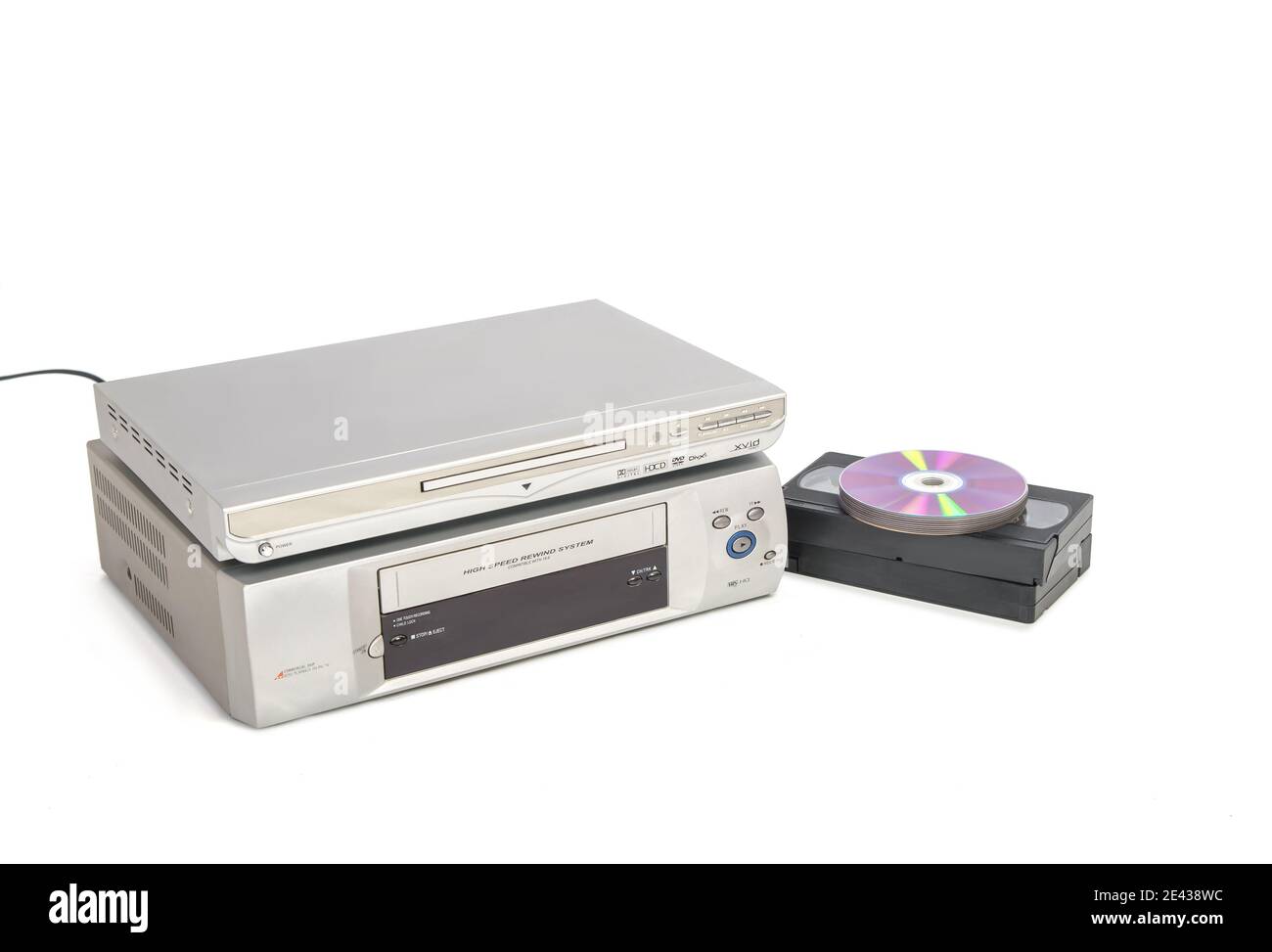 Lettore DVD su lettore vhs accanto a videocassette e cd isolati su sfondo  bianco Foto stock - Alamy