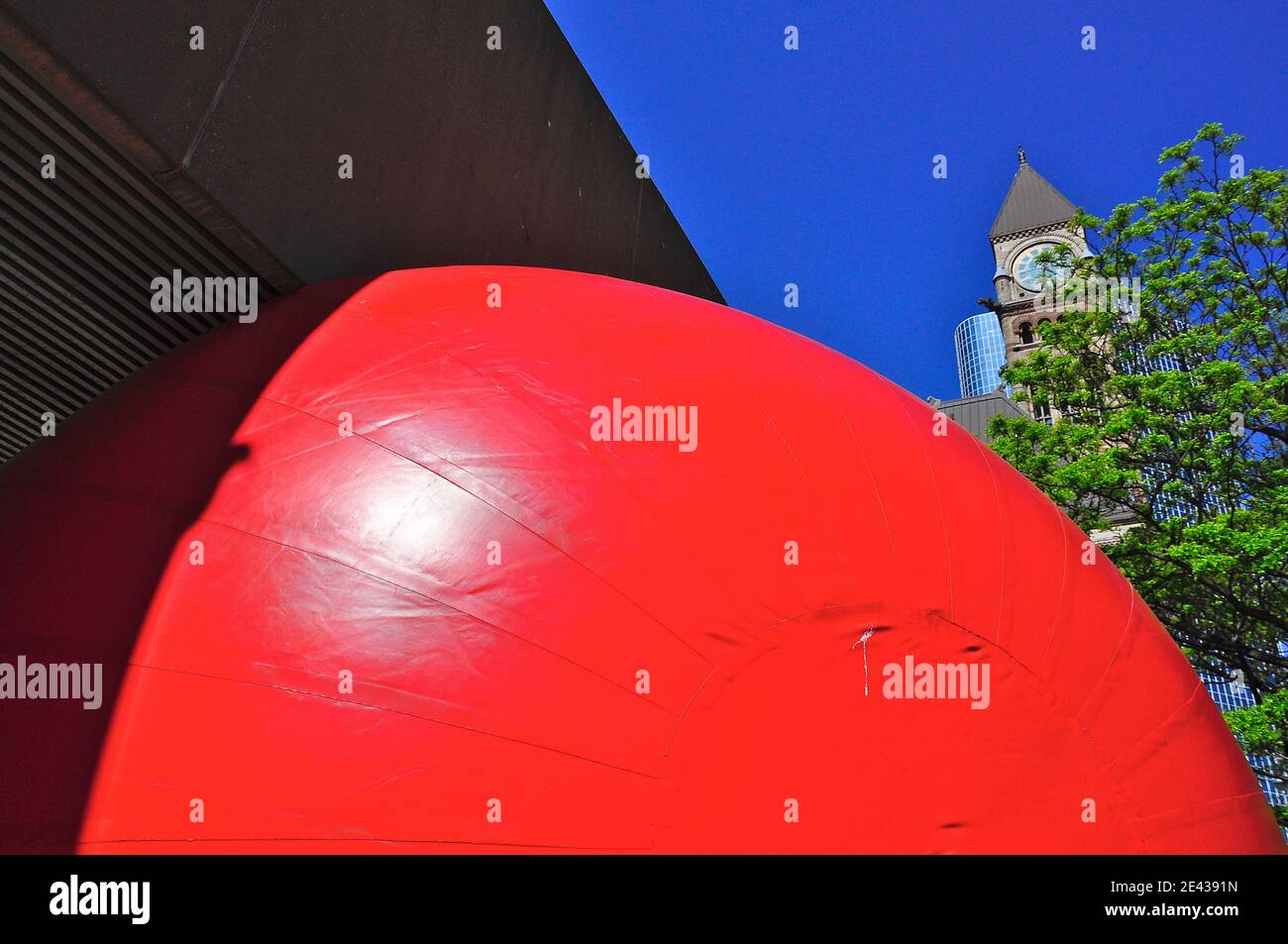 RedBall è un'opera d'arte pubblica itinerante dell'artista americano Kurt Perschke. Considerato "l'opera d'arte di strada più lunga del mondo". Foto Stock