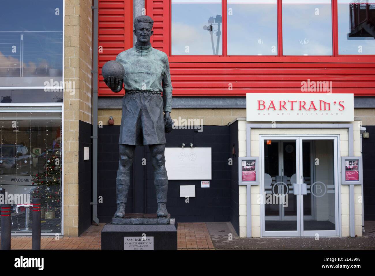Statua di Sam Bartram, portiere che si trova fuori dallo stadio Charlton Athletic di Londra Foto Stock