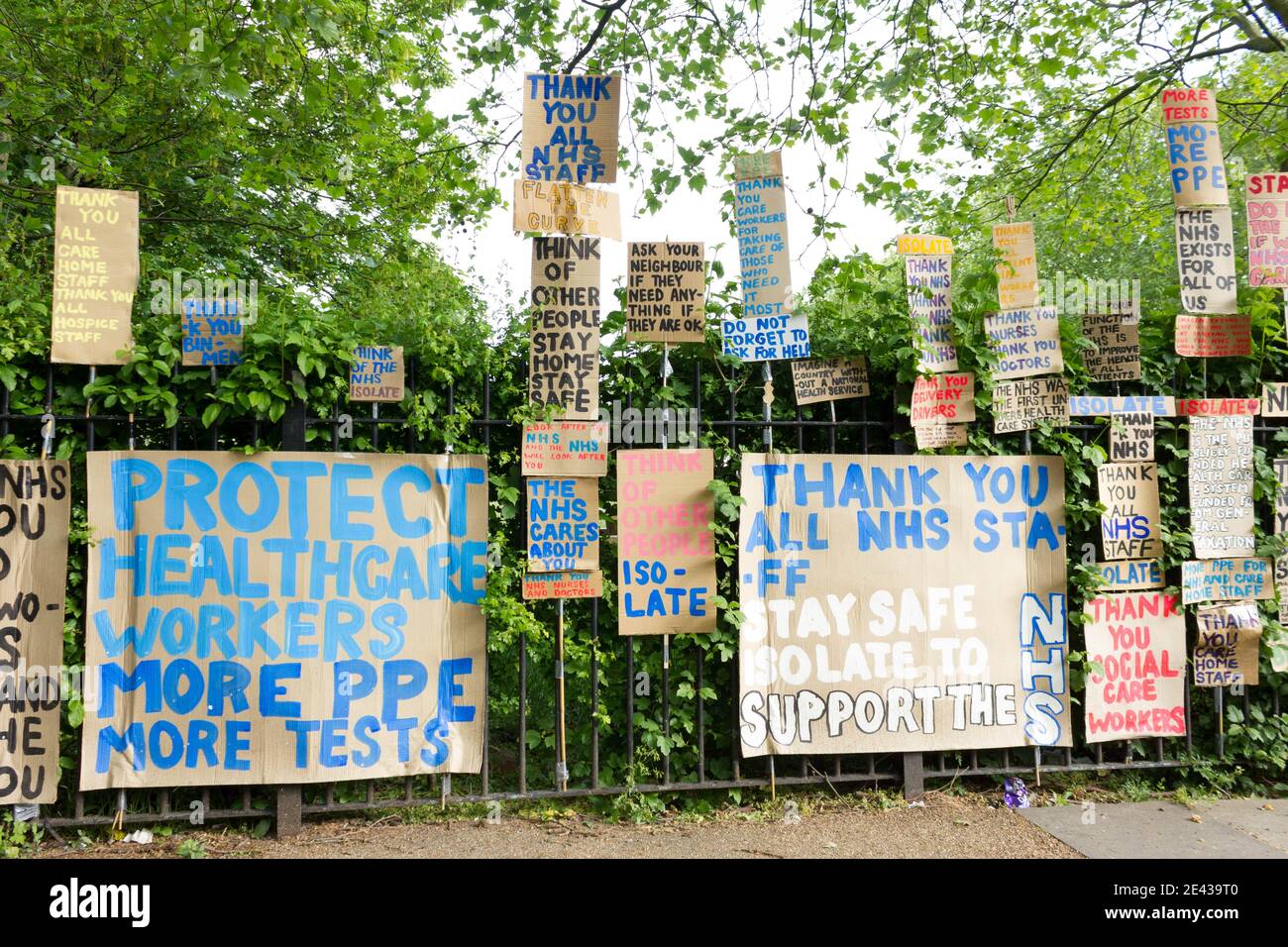 Grazie NHS segno dipinti appendere su recinzione a Londra parco in strada romana Foto Stock